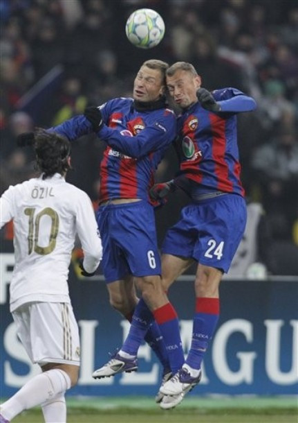 Ozil trước sự quyết liệt của hai cầu thủ đội chủ nhà.