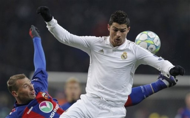 Dù thời tiết lạnh giá, đối thủ chơi rắn, CR7 vẫn thi đấu lăn xả.