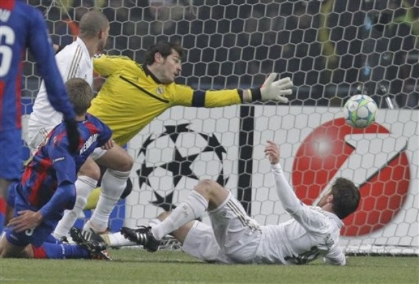 Vào những phút bù giờ, lưới của Casillas đã rung lên.