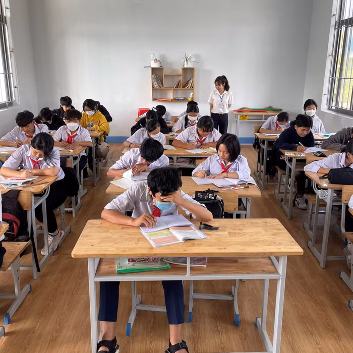 Học sinh Trường Trung học cơ sở Bưng Riềng trong giờ Tin học.