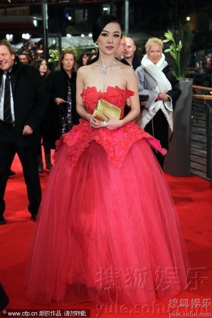 Tuy là bộ phim làm lại bộ phim cũ của 17 năm trước nhưng nội dung của Ẩm thực nam nữ 2 có sự thay đổi khá nhiều. Hoắc Tư Yến được chọn vào vai chính Ngõa Nhi. Bối cảnh phim quay tại hai thành phố lớn là Hàng Châu và Đài Bắc. Là bộ phim nghệ thuật làm lại từ tác phẩm đã nổi danh, nên áp lực dành cho đoàn làm phim và các diễn viên là không nhỏ. Tuy nhiên, Hoắc Tư Yến cho biết cô tin tưởng đây sẽ là vai diễn “để đời” của mình. Tuy là bộ phim làm lại bộ phim cũ của 17 năm trước nhưng nội dung của Ẩm thực nam nữ 2 có sự thay đổi khá nhiều. Hoắc Tư Yến được chọn vào vai chính Ngõa Nhi. Bối cảnh phim quay tại hai thành phố lớn là Hàng Châu và Đài Bắc. Là bộ phim nghệ thuật làm lại từ tác phẩm đã nổi danh, nên áp lực dành cho đoàn làm phim và các diễn viên là không nhỏ. Tuy nhiên, Hoắc Tư Yến cho biết cô tin tưởng đây sẽ là vai diễn “để đời” của mình.