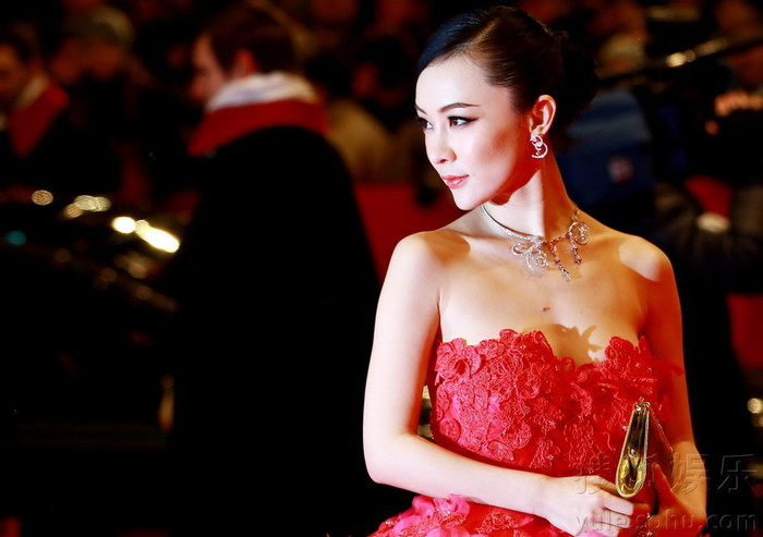 Xuất hiện tại LHP Berlin lần thứ 62, kiều nữ gợi cảm của điện ảnh Hoa ngữ khiến báo giới nước ngoài không khỏi trầm trồ thán phục trước nhan sắc trẻ trung không tỳ vết và gu thời trang tinh tế của mình. Xuất hiện tại LHP Berlin lần thứ 62, kiều nữ gợi cảm của điện ảnh Hoa ngữ khiến báo giới nước ngoài không khỏi trầm trồ thán phục trước nhan sắc trẻ trung không tỳ vết và gu thời trang tinh tế của mình.