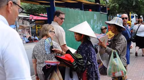 Khách du lịch nước ngoài dù mua hàng hóa gì, đi đâu cũng bị “hét” giá trên trời. Ảnh TT