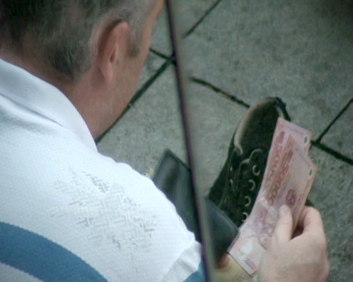 Vị khách nước ngoài này phải mất cả trăm nghìn đồng để trả tiền công cho những người đánh giày. Ảnh: VNE