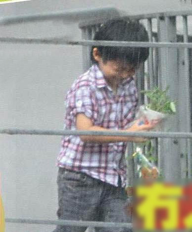 Lucas khóc nức nở trong mưa