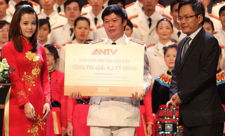 Trung tướng Hữu Ước nhận món quà mà AVG trao tặng cho cán bộ, chiến sĩ ngành công an AVG tặng set-top-box cho cán bộ, chiến sĩ