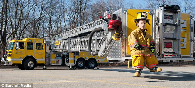 Căn bệnh khiến chàng trai 19 tuổi này có thân hình “bé tẹo” với chiều cao 1m27, cân nặng 40kg. Mặc dù rất bé nhỏ nhưng Vince đã làm tình nguyện viên cứu hỏa tại địa phương được 4 năm Căn bệnh khiến chàng trai 19 tuổi này có thân hình “bé tẹo” với chiều cao 1m27, cân nặng 40kg. Mặc dù rất bé nhỏ nhưng Vince đã làm tình nguyện viên cứu hỏa tại địa phương được 4 năm