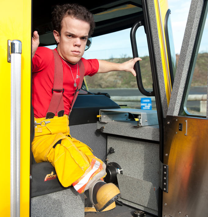 Mặc dù chỉ nặng 40 kg nhưng bạn lính cứu hỏa “tí hon” này lại có thể bê được những vật nặng gấp 3 lần trọng lượng cơ thể mình. Ước mơ từ nhỏ của Vince Brasco là trở thành lính cứu hỏa. Vince đã đợi đến năm 16 tuổi để thực hiện ước mơ của mình. Mặc dù chỉ nặng 40 kg nhưng bạn lính cứu hỏa “tí hon” này lại có thể bê được những vật nặng gấp 3 lần trọng lượng cơ thể mình. Ước mơ từ nhỏ của Vince Brasco là trở thành lính cứu hỏa. Vince đã đợi đến năm 16 tuổi để thực hiện ước mơ của mình.