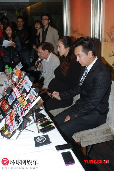 Trần Hạo Dân và Tưởng Lệ Sa trong buổi họp báo. Tưởng Lệ Sa sẽ lâm bồn vào tháng 12 tới Trần Hạo Dân và Tưởng Lệ Sa trong buổi họp báo. Tưởng Lệ Sa sẽ lâm bồn vào tháng 12 tới