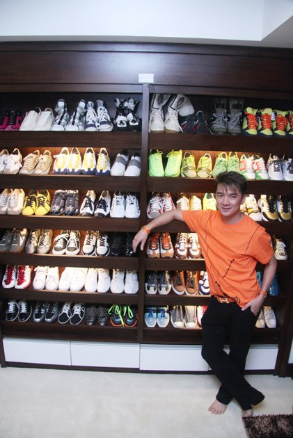 Các kệ tủ giày dép của Mr Đàm đủ loại, từ giày lười tiện lợi cho đến giày thể thao, dép xỏ ngón, dép tông đều mang những thương hiệu nổi tiếng mà anh "thửa" được trong các chuyến lưu diễn. Các kệ tủ giày dép của Mr Đàm đủ loại, từ giày lười tiện lợi cho đến giày thể thao, dép xỏ ngón, dép tông đều mang những thương hiệu nổi tiếng mà anh "thửa" được trong các chuyến lưu diễn.