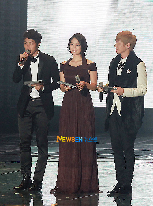 Park Shin Hye dịu dàng khi bên cạnh Super Junior’s Leeteuk, B2ST‘s Doojoon trong vai trò MC.