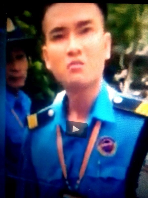 Bảo vệ Nguyễn Văn Tuấn nói với tài xế xe đưa cháu bé về quê: “Hứ. Tao động đấy ... Mày làm gì… Mày có biết chữ không, mày có biết chữ không, mày đọc lại (đọc tên) hộ tao cái không lại nhầm người …”. Bảo vệ Nguyễn Văn Tuấn nói với tài xế xe đưa cháu bé về quê: “Hứ. Tao động đấy ... Mày làm gì… Mày có biết chữ không, mày có biết chữ không, mày đọc lại (đọc tên) hộ tao cái không lại nhầm người …”.