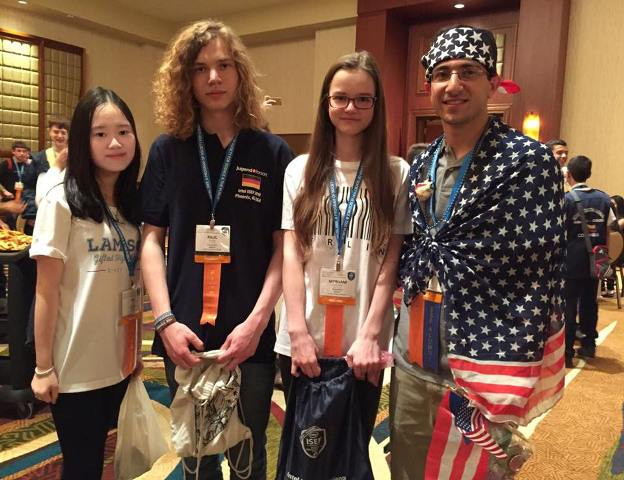 Lê Ngân Hà (ngoài cùng bên trái) cùng một số bạn bè trong cuộc thi Sáng tạo Khoa học Kỹ thuật tại Mỹ. Ảnh: Nhân vật cung cấp. Lê Ngân Hà (ngoài cùng bên trái) cùng một số bạn bè trong cuộc thi Sáng tạo Khoa học Kỹ thuật tại Mỹ. Ảnh: Nhân vật cung cấp.