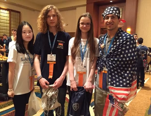 Lê Ngân Hà (ngoài cùng bên trái) cùng một số bạn bè trong cuộc thi Sáng tạo Khoa học Kỹ thuật tại Mỹ. Ảnh: Nhân vật cung cấp.