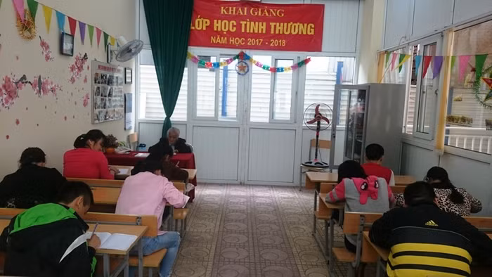 Lớp học tình thương của cụ Hồ Hương Nam đã duy trì được 19 năm đã giúp đỡ được 62 em nhỏ, trong đó có 44 em đã ra trường đi làm. Ảnh: Mai Ly.