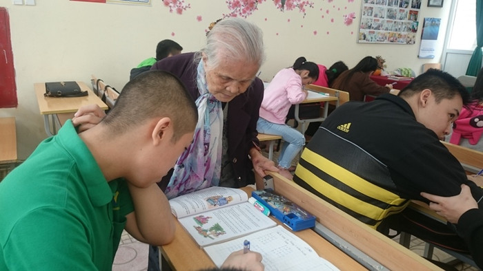 Cụ Hồ Hương Nam đang hướng dẫn cho các em học sinh học tập. Ảnh: Mai Ly.