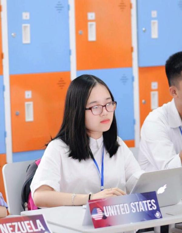 Em Lê Ngân Hà, sinh năm 2000, học sinh lớp 12 chuyên Anh, Trường trung học Phổ thông Chuyên Lam Sơn, Thanh Hóa. Ảnh: Nhân vật cung cấp. Em Lê Ngân Hà, sinh năm 2000, học sinh lớp 12 chuyên Anh, Trường trung học Phổ thông Chuyên Lam Sơn, Thanh Hóa. Ảnh: Nhân vật cung cấp.