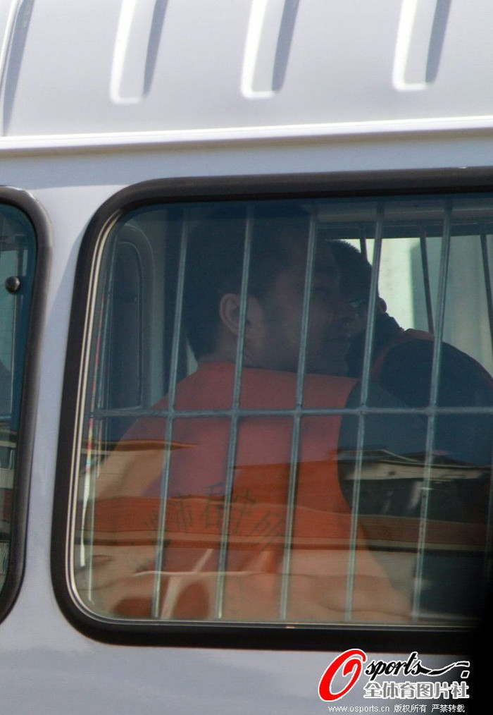 Hôm qua, 4 trọng tài nổi tiếng trong làng bóng đá Trung Quốc đã bị Tòa án nhân dân Trung cấp của thành phố Đan Đông (tỉnh Liêu Ninh) tuyên phạt mức án từ 3 năm rưỡi đến 7 năm tù giam về tội nhận hối lộ để dàn xếp tỷ số nhiều trận đấu ở giải quốc gia và quốc tế từ năm 2004 - 2009. Trong ảnh là Bị đơn Chu Vỹ Tân (Zhou Weixin), bị kết án 3 năm rưỡi do nhận hối lộ với trị giá 490.000 tệ. Tuy bị bắt và bị buộc tội nhưng ông vẫn tỏ ra khá thoải mái và tươi cười Hôm qua, 4 trọng tài nổi tiếng trong làng bóng đá Trung Quốc đã bị Tòa án nhân dân Trung cấp của thành phố Đan Đông (tỉnh Liêu Ninh) tuyên phạt mức án từ 3 năm rưỡi đến 7 năm tù giam về tội nhận hối lộ để dàn xếp tỷ số nhiều trận đấu ở giải quốc gia và quốc tế từ năm 2004 - 2009. Trong ảnh là Bị đơn Chu Vỹ Tân (Zhou Weixin), bị kết án 3 năm rưỡi do nhận hối lộ với trị giá 490.000 tệ. Tuy bị bắt và bị buộc tội nhưng ông vẫn tỏ ra khá thoải mái và tươi cười