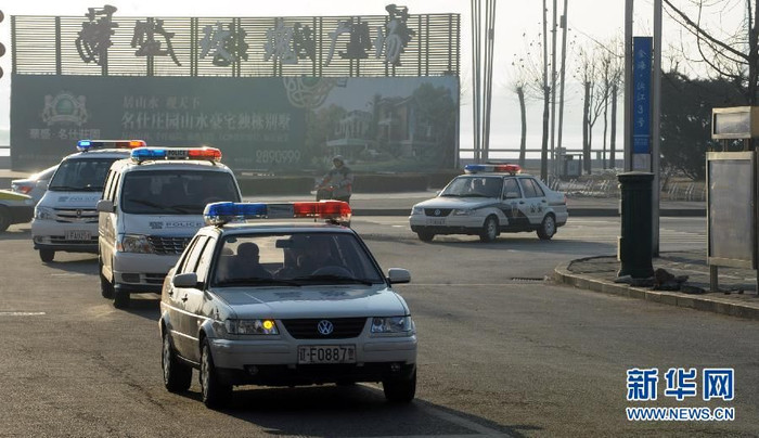 Xe cảnh sát áp giải bị đơn đến Tòa án Xe cảnh sát áp giải bị đơn đến Tòa án