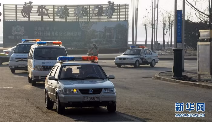 Xe cảnh sát áp giải bị đơn đến Tòa án