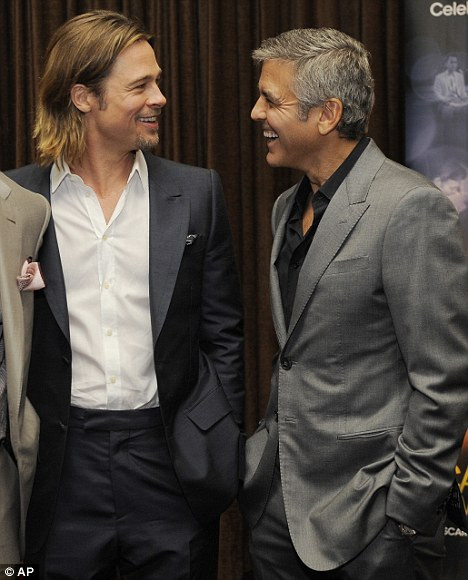 George Clooney và Brad Pitt tại buổi công chiếu "In the land of blood and honey" ở Paris, Pháp. Nam tài tử cho biết: anh cảm thấy cô đơn nhất là khi tham gia những sự kiện như thế này.