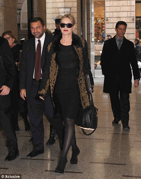 Kể từ khi xuất hiện trong bộ phim "Bản năng gốc", Sharon nổi tiếng bởi những kiểu phục trang sexy và táo bạo. Với kiểu ăn mặc này, cô đào 53 tuổi muốn chứng minh với mọi người rằng dù năm tháng có qua đi, thân hình của cô vẫn thật gọn gàng, săn chắc và đáng mơ ước như hồi cô khuynh đảo màn ảnh những năm 90.