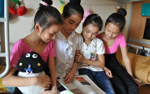 Xa nhà, cuộc sống với biết bao khó khăn nhưng cũng vì thế mà các em học được tính quan tâm, tự chăm sóc cho bản thân và giúp đỡ lẫn nhau. Xa nhà, cuộc sống với biết bao khó khăn nhưng cũng vì thế mà các em học được tính quan tâm, tự chăm sóc cho bản thân và giúp đỡ lẫn nhau.