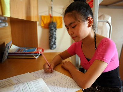 Ngoài thời gian học múa, các em vẫn theo học văn hóa như các bạn cùng trang lứa. Tuy nhiên do dành nhiều thời gian học múa nên tranh thủ thời gian, các em lại ngồi vào bàn ôn lại kiến thức đã học, chuẩn bị bài sắp học. Ngoài thời gian học múa, các em vẫn theo học văn hóa như các bạn cùng trang lứa. Tuy nhiên do dành nhiều thời gian học múa nên tranh thủ thời gian, các em lại ngồi vào bàn ôn lại kiến thức đã học, chuẩn bị bài sắp học.