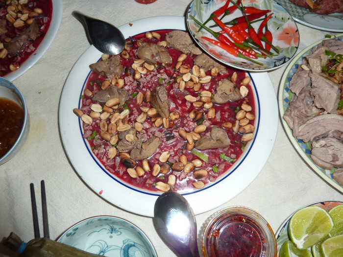 Cách chế biến món ăn này rất thịnh hành trong ẩm thực của người Việt từ Bắc đến Nam nhưng chưa từng thấy trong ẩm thực của một nơi nào khác trên thế giới. Cho dù "dễ tính" đến đâu, hầu như không có mấy thực khách Tây nào dám động đũa vào món ăn này. Cách chế biến món ăn này rất thịnh hành trong ẩm thực của người Việt từ Bắc đến Nam nhưng chưa từng thấy trong ẩm thực của một nơi nào khác trên thế giới. Cho dù "dễ tính" đến đâu, hầu như không có mấy thực khách Tây nào dám động đũa vào món ăn này.