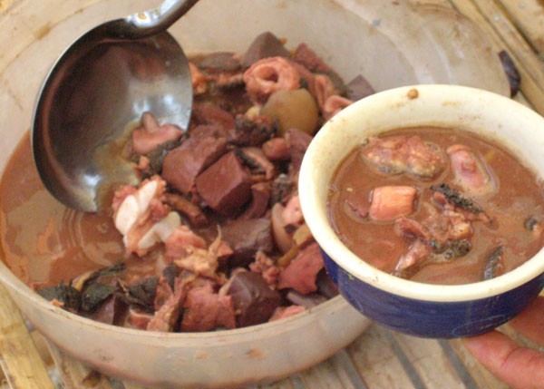 6. Thắng cố: Món ăn đặc trưng truyền thống của người H'mông ở các tỉnh miền núi Tây Bắc này được chế biến từ thịt bò, thịt trâu, thịt ngựa và thịt lợn với các bộ phận như: lòng, tim, gan, tiết, thịt, xương, cho lẫn lộn vào chảo nước đun nhừ, có thể cho thêm các loại rau đặc trưng chỉ có ở địa phương.. Khi ăn, chảo vẫn để trên bếp đun, ăn đến đâu múc ra bát đến đó. 6. Thắng cố: Món ăn đặc trưng truyền thống của người H'mông ở các tỉnh miền núi Tây Bắc này được chế biến từ thịt bò, thịt trâu, thịt ngựa và thịt lợn với các bộ phận như: lòng, tim, gan, tiết, thịt, xương, cho lẫn lộn vào chảo nước đun nhừ, có thể cho thêm các loại rau đặc trưng chỉ có ở địa phương.. Khi ăn, chảo vẫn để trên bếp đun, ăn đến đâu múc ra bát đến đó.