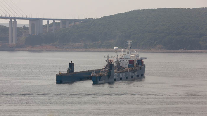 Hai chiếc tuần tra hạm Svetlyak pr 10412 mà Việt Nam sắp nhận được khởi đóng vào ngày 22 tháng 7 năm 2009 tại nhà máy đóng tàu Phương Đông và theo kế hoạch sẽ được bàn giao cho Việt Nam trong năm 2011. Tuy nhiên, việc bàn giao đã bị trì hoãn, chủ yếu là do sự chậm trễ trong việc lắp đặt pháo hạm 76-mm AK-176 cho các tàu này. Hai chiếc tuần tra hạm Svetlyak pr 10412 mà Việt Nam sắp nhận được khởi đóng vào ngày 22 tháng 7 năm 2009 tại nhà máy đóng tàu Phương Đông và theo kế hoạch sẽ được bàn giao cho Việt Nam trong năm 2011. Tuy nhiên, việc bàn giao đã bị trì hoãn, chủ yếu là do sự chậm trễ trong việc lắp đặt pháo hạm 76-mm AK-176 cho các tàu này.