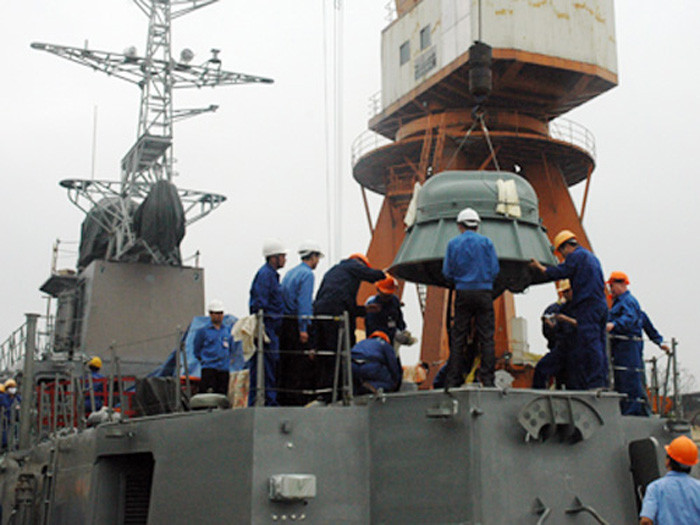 Tàu được trang bị vũ khí, khí tài hiện đại như: pháo AK-630; tổ hợp tên lửa phòng không tầm thấp; hệ thống rađa, hệ thống nhận biết địch, ta; hệ thống quang điện từ, các kho đạn pháo, tên lửa… được tích hợp qua nhiều hệ thống tự động hóa, có tính chính xác cao, bảo đảm tác chiến trong mọi tình huống. Tàu được trang bị vũ khí, khí tài hiện đại như: pháo AK-630; tổ hợp tên lửa phòng không tầm thấp; hệ thống rađa, hệ thống nhận biết địch, ta; hệ thống quang điện từ, các kho đạn pháo, tên lửa… được tích hợp qua nhiều hệ thống tự động hóa, có tính chính xác cao, bảo đảm tác chiến trong mọi tình huống.