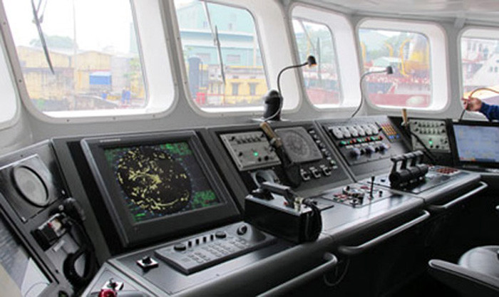 Buồng lái tàu HQ-272. Buồng lái tàu HQ-272.