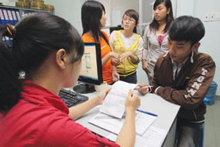 TS nộp hồ sơ vào trường ĐH Văn Hiến, trường này năm nay đóng cửa 2 ngành - Ảnh: Đào Ngọc Thạch