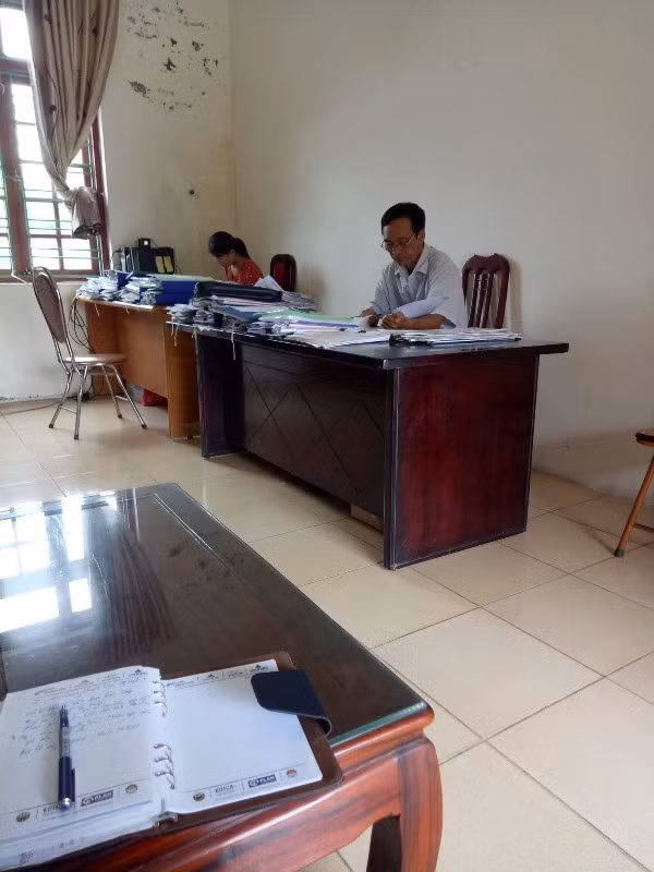 Ông Đoàn Hữu Liệp, cán bộ địa chính Ủy ban nhân dân xã Cộng Hòa trong buổi làm việc với phóng viên nói "dù biết hợp đồng khoán thầu đất nuôi trồng thủy sản ký trái quy định nên tôi đã khuyên ông Nguyễn Đức Diến (nguyên Chủ tịch xã Cộng Hòa) nhưng ông Diến không nghe" (ảnh Lê Minh)