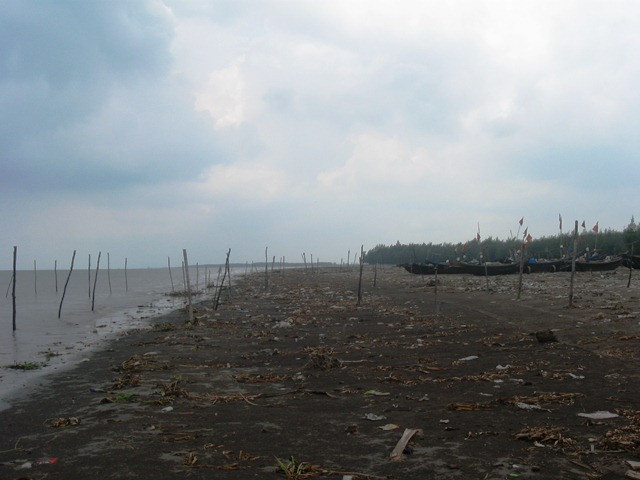 Ở một góc nhỏ cuộc sống ở nơi "nổi tiếng" thánh địa của "thiên đường sung sướng" Quất Lâm (huyện Giao Thủy, Nam Định) lại là nơi định cư, kiếm sống của nhiều gia đình làm nghề chài lưới.