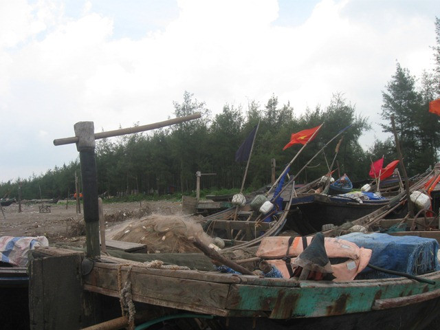 Bởi chỉ với những chiếc máy thô sơ, mủng (thuyền) độc mộc này...