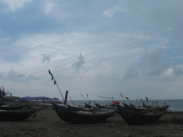 Những chiếc mủng độc mộc, đơn sơ...