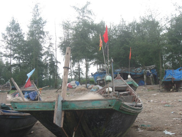 Bên cạnh những ngư cụ là cuộc sống bên những túp lều nhỏ tạm bợ.