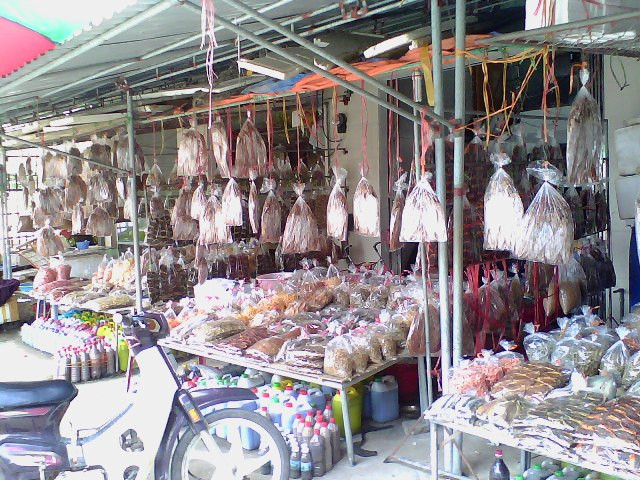 Khách du lịch đến Quất Lâm có thể thưởng thức những sản phẩm tươi sống, đồ sấy khô từ chính những người dân làm nghề chài lưới mang từ biển khơi về.