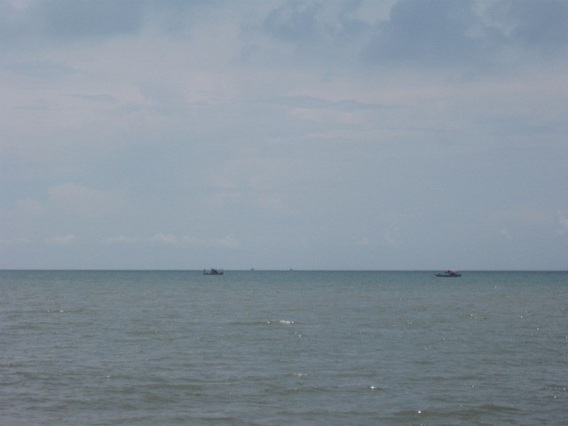 Đánh bắt gần bờ để kiếm được miếng cơm qua ngày cũng là điều không hề đơn giản với những người dân làm nghề chài lưới...