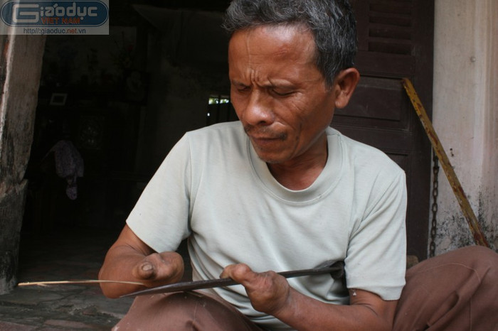 Chỉ có 1 ngón tay nhưng ông Nguyễn Văn Tuấn vẫn bắt con dao, cái bút phải theo sự điều khiển của mình Chỉ có 1 ngón tay nhưng ông Nguyễn Văn Tuấn vẫn bắt con dao, cái bút phải theo sự điều khiển của mình