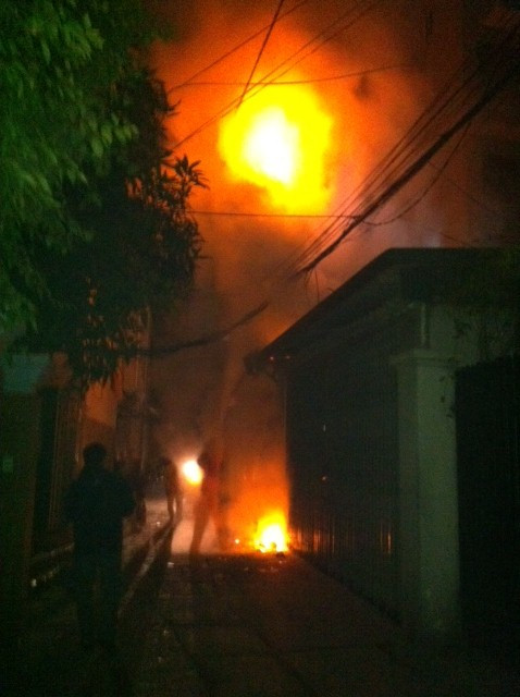 Người dân ở đây chạy tán loạn khi cột điện bốc cháy. Người dân ở đây chạy tán loạn khi cột điện bốc cháy.