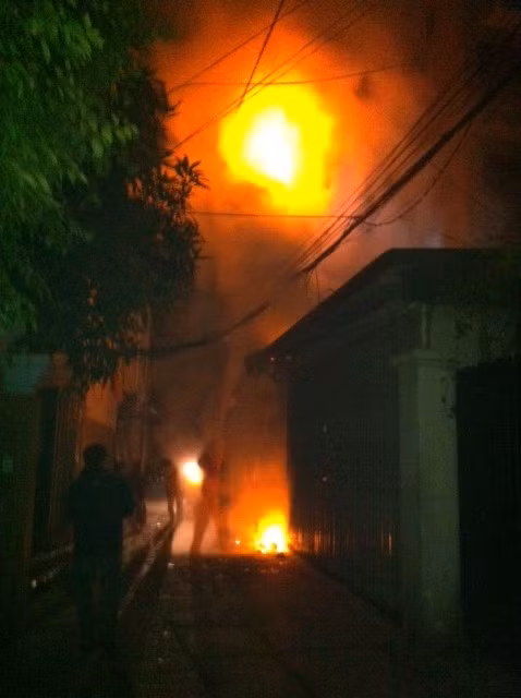 Người dân ở đây chạy tán loạn khi cột điện bốc cháy.