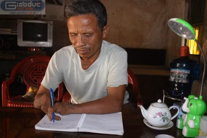 Ông Tuấn còn viết chữ đẹp từ chính đôi tay chỉ có 1 ngón ấy Ông Tuấn còn viết chữ đẹp từ chính đôi tay chỉ có 1 ngón ấy