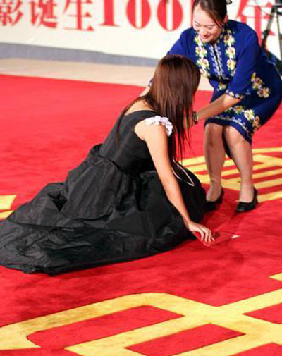 Ca sĩ Hà Khiết không ít lần ngã trên thảm đỏ