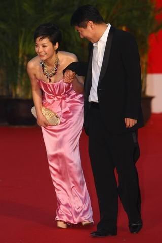 Váy bó quá sát là nguyên nhân khiến Viên Lập nhiều lần vấp ngã Váy bó quá sát là nguyên nhân khiến Viên Lập nhiều lần vấp ngã