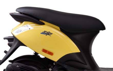 Với kiểu dáng nhỏ gọn và linh hoạt, kèm theo tính thời trang và… giá “rẻ”, Piaggio Zip100 quả là sự lựa chọn không thể tốt hơn dành cho cô sinh viên tươi trẻ hay một nữ nhân viên văn phòng trẻ trung năng động. Với kiểu dáng nhỏ gọn và linh hoạt, kèm theo tính thời trang và… giá “rẻ”, Piaggio Zip100 quả là sự lựa chọn không thể tốt hơn dành cho cô sinh viên tươi trẻ hay một nữ nhân viên văn phòng trẻ trung năng động.