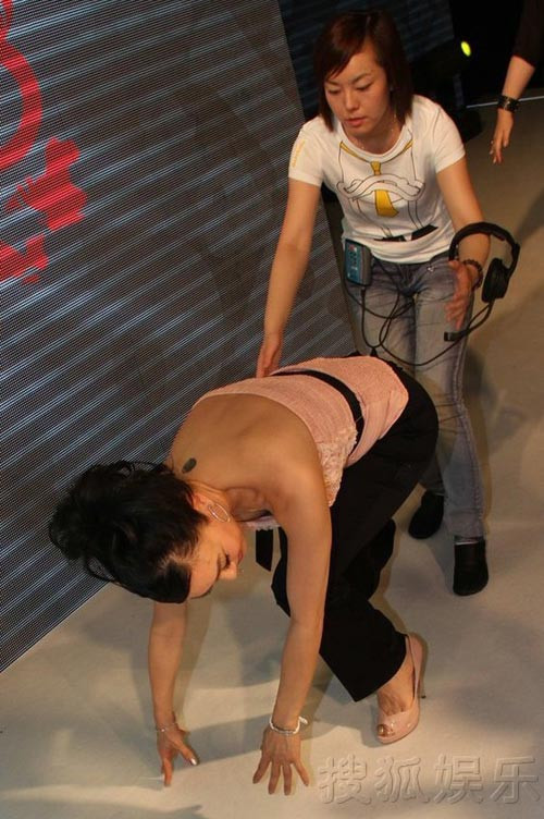 Chung Lệ Đề vồ ếch ngay trước ống kính báo giới