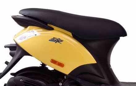 Với kiểu dáng nhỏ gọn và linh hoạt, kèm theo tính thời trang và… giá “rẻ”, Piaggio Zip100 quả là sự lựa chọn không thể tốt hơn dành cho cô sinh viên tươi trẻ hay một nữ nhân viên văn phòng trẻ trung năng động. Với kiểu dáng nhỏ gọn và linh hoạt, kèm theo tính thời trang và… giá “rẻ”, Piaggio Zip100 quả là sự lựa chọn không thể tốt hơn dành cho cô sinh viên tươi trẻ hay một nữ nhân viên văn phòng trẻ trung năng động.